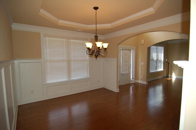 Building Photo - 2145 Manor View