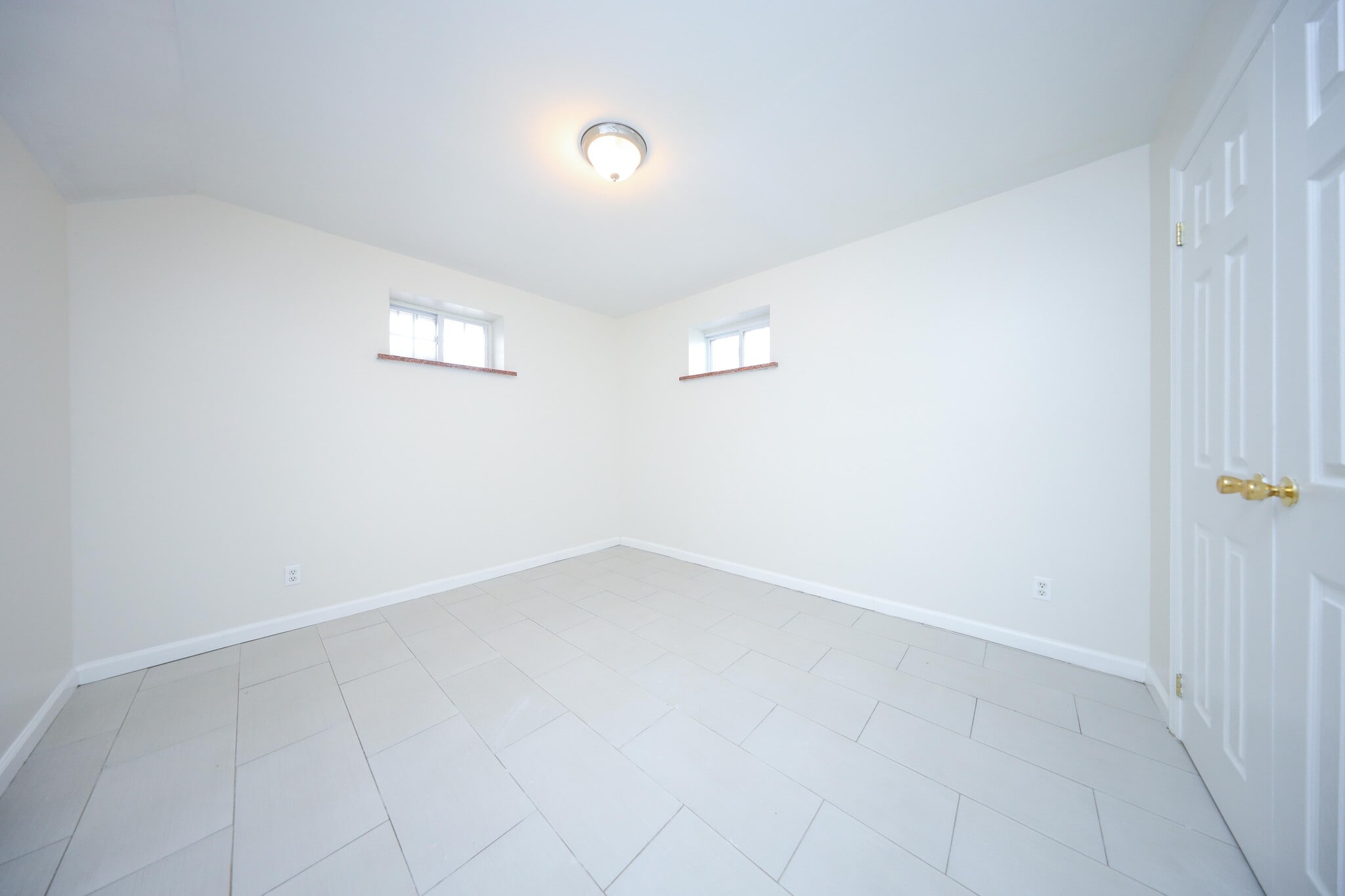 Building Photo - 569 Putnam Ave