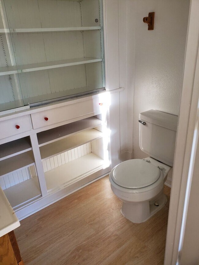 Building Photo - Downtown Charmer