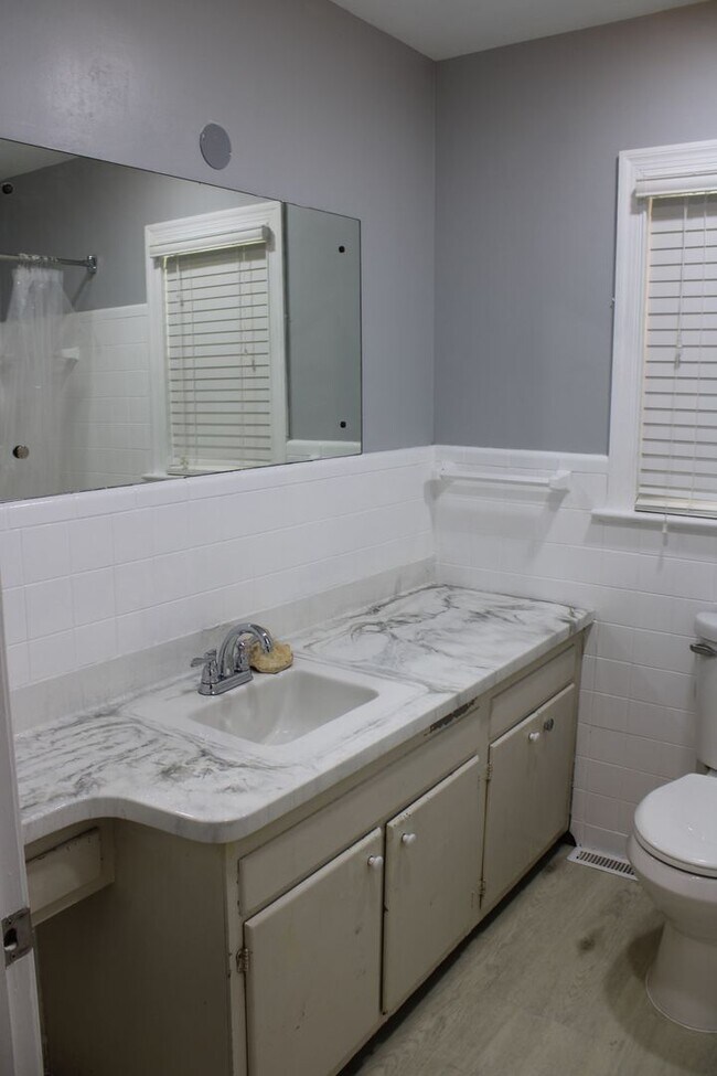 Building Photo - 1404 Woodside Dr W