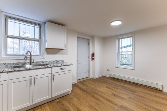 Building Photo - Fully Renovated 3-Bedroom Apartment – Seco...