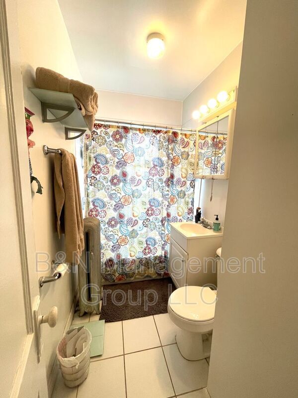 Building Photo - 910 W Oakdale Ave