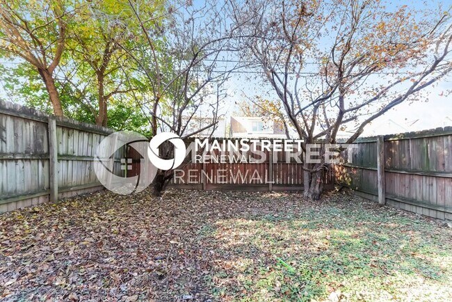 Building Photo - 4 Bedroom Pet-Friendly Home in Louisville, KY with Main Street Renewal