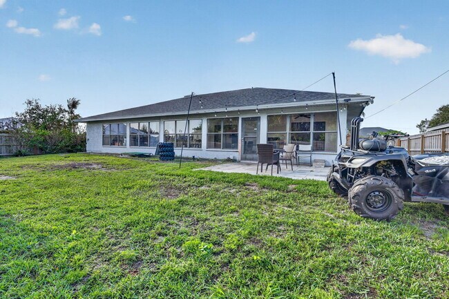 Building Photo - 481 SW Aster Rd