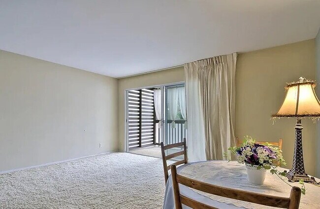 Building Photo - Charming 1-Bed San Francisco Retreat with Fireplace & Granite Finishes!