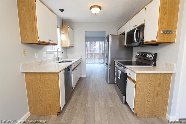 Building Photo - 41498 Cornell Dr