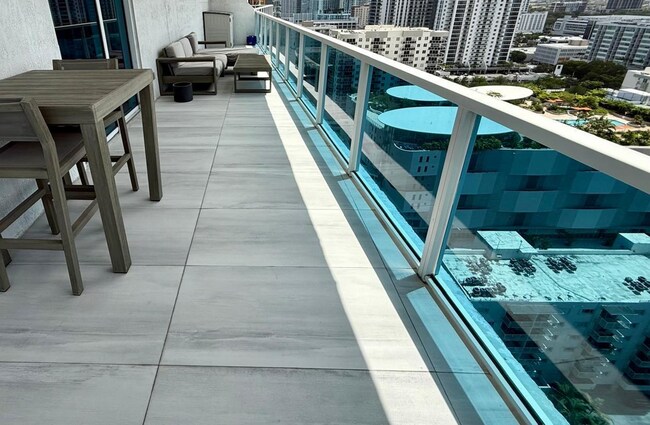 Building Photo - 700 NE 25th St