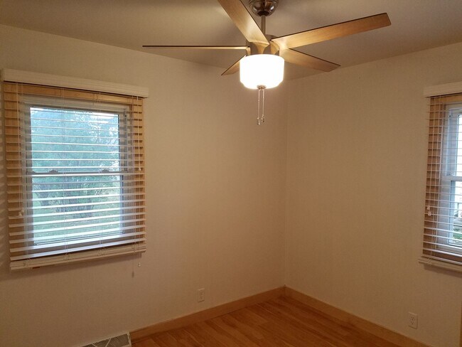 Building Photo - 4 Bedroom house in great CF Location