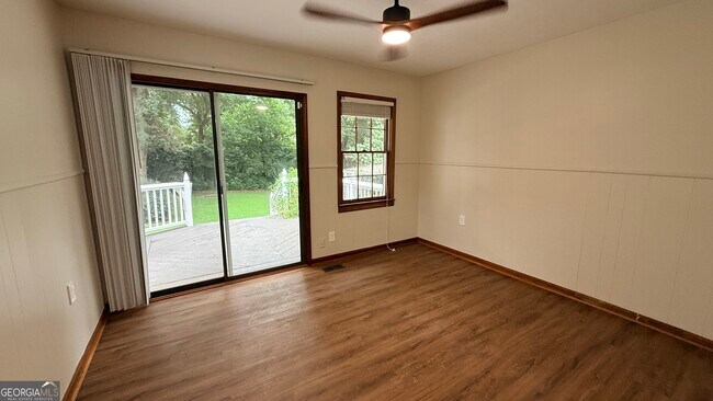 Building Photo - 142 Oak Ave