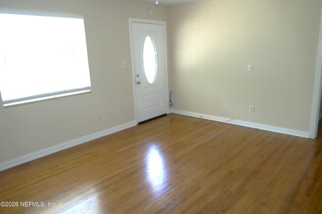 Building Photo - 2404 Red Oak Dr