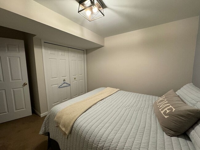 Building Photo - Gorgeous 2 Bed 2.5 Bath Townhome With A Fenced Yard In Exeter