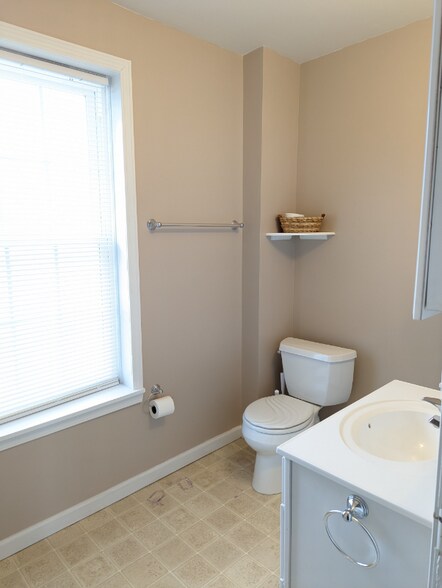 Building Photo - 5486 Broadway