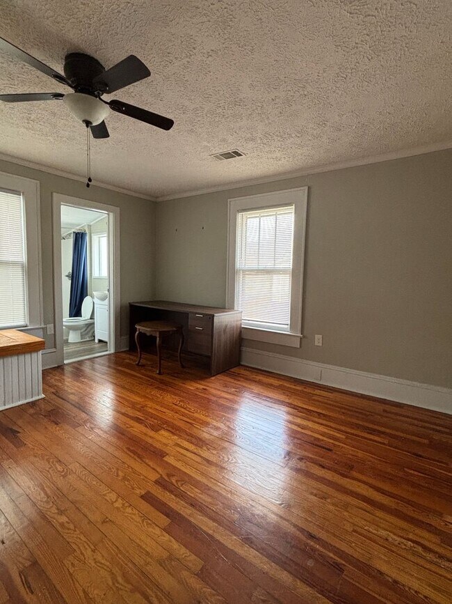 Building Photo - 3 Bedroom 3 Bathroom near downtown Athens - 1 bedroom available