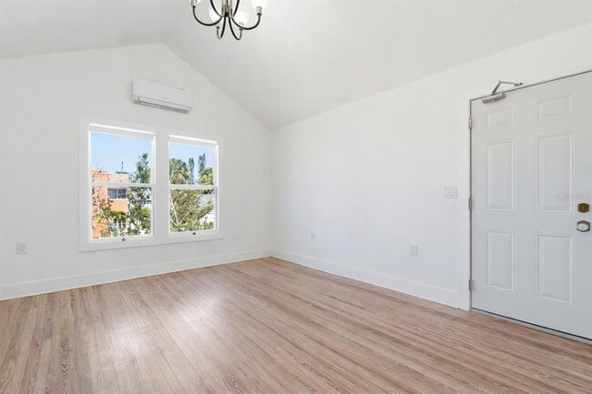 Building Photo - 326 6th Ave N