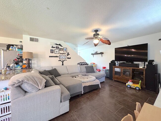 Building Photo - East El Paso 4 bed Refrig A/C w/Gorgeous L...
