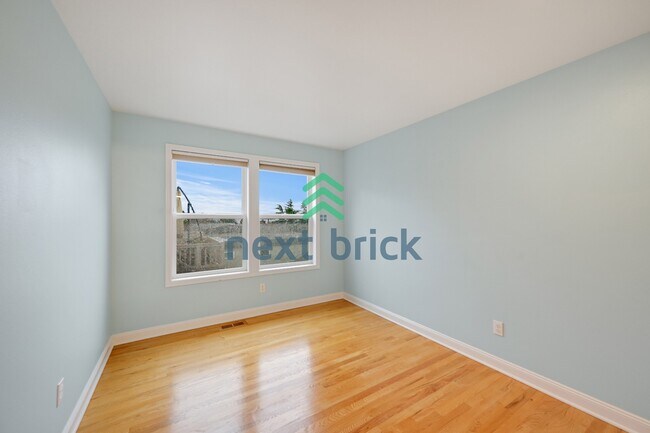 Building Photo - "Charming Victorian-style craftsman 3-Bedroom Townhouse with 2.5 Baths – 1610 Sq Ft of Comfortabl...