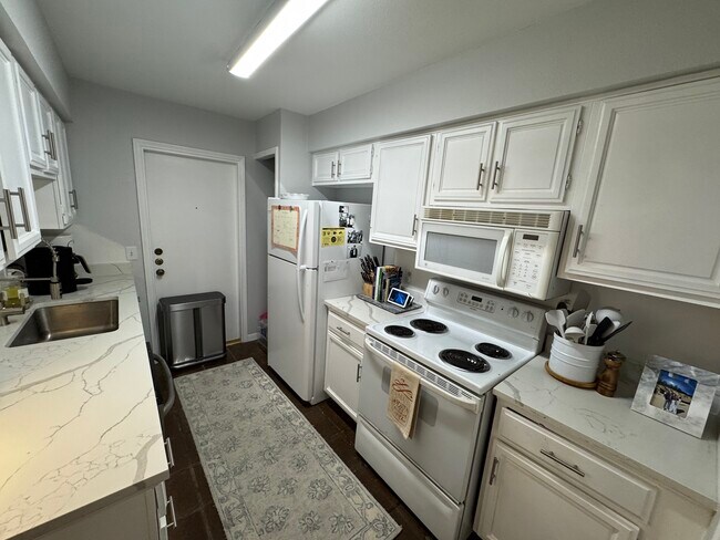 Building Photo - 2912 Windsor Rd