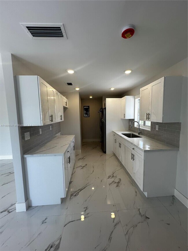 Building Photo - 828 NW 23rd Ct
