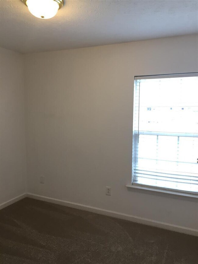 Building Photo - Smyrna Townhome - Ready to Move In