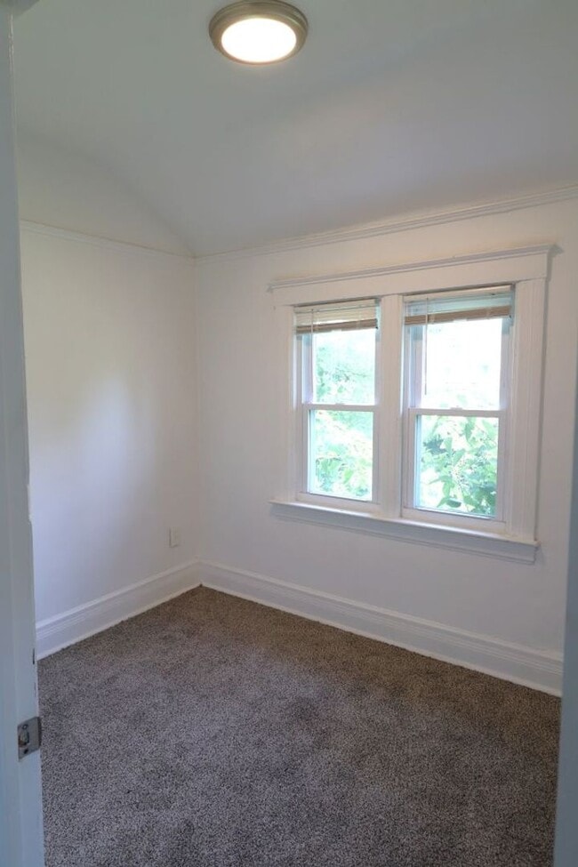 Building Photo - $1,300 - Newly 3 Bedroom 2 Bath