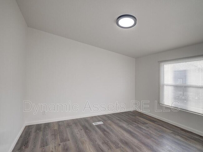 Building Photo - 403 N Walnut St