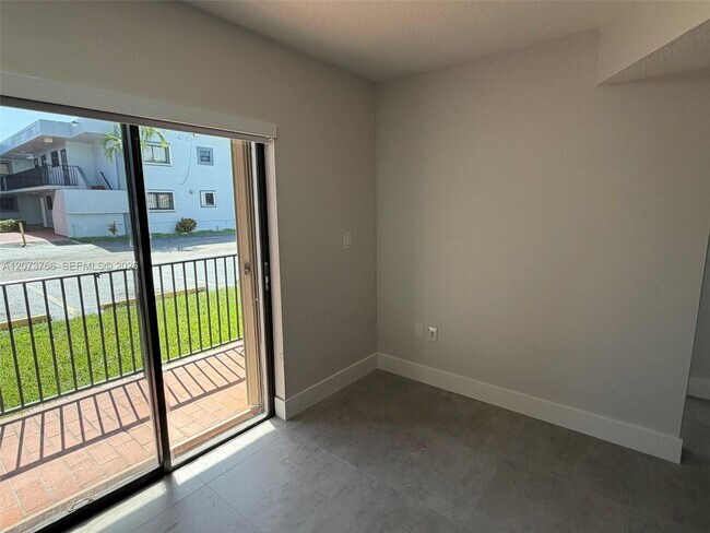 Building Photo - 1360 W 41st St