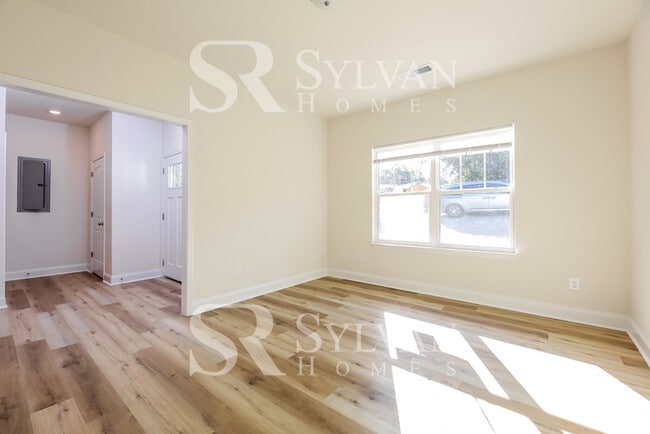 Building Photo - Updated 3 bedroom home!