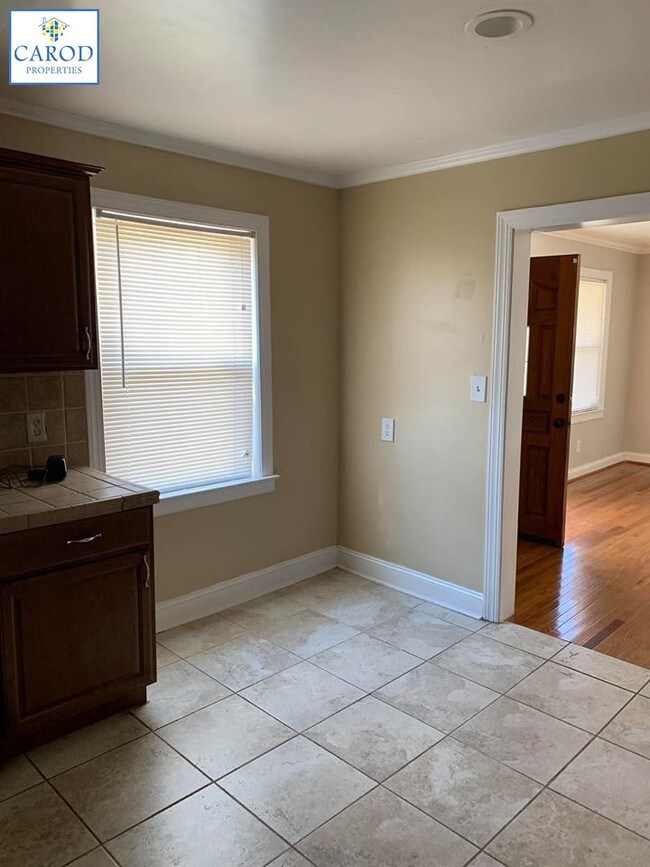 Building Photo - Cozy Cottage Minutes from Uptown