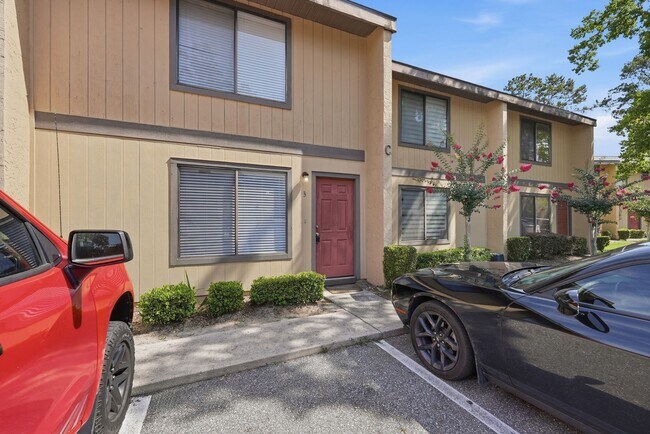 Building Photo - Southfork Oaks Condo