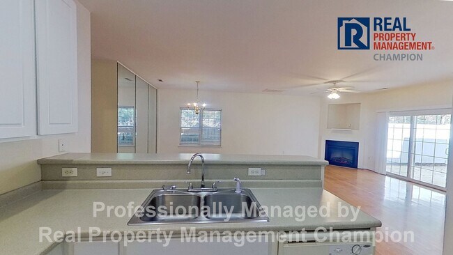 Building Photo - End Unit Condo with Open Floorplan and Spl...