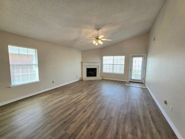 Building Photo - Adorable 3/2 Stonebrook Patio Home