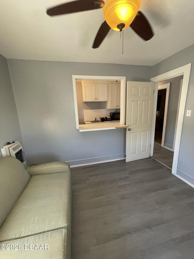 Building Photo - 411 N Oleander Ave