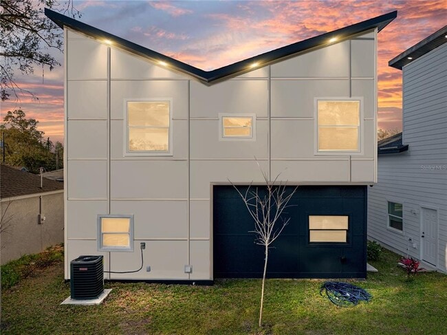 Building Photo - 720 W 14th St