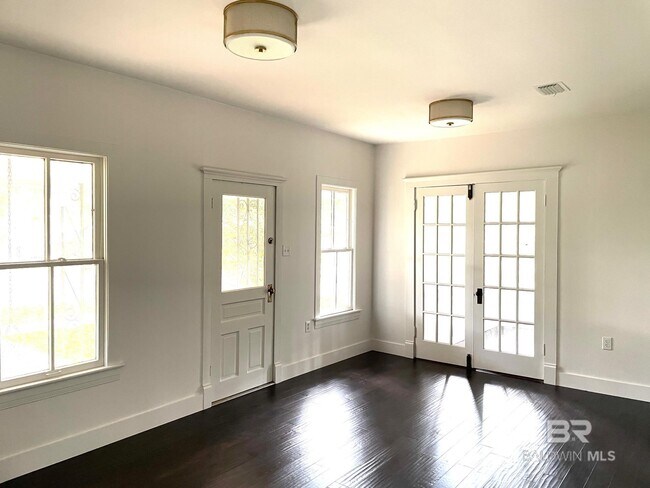 Building Photo - 216 W Rose Ave