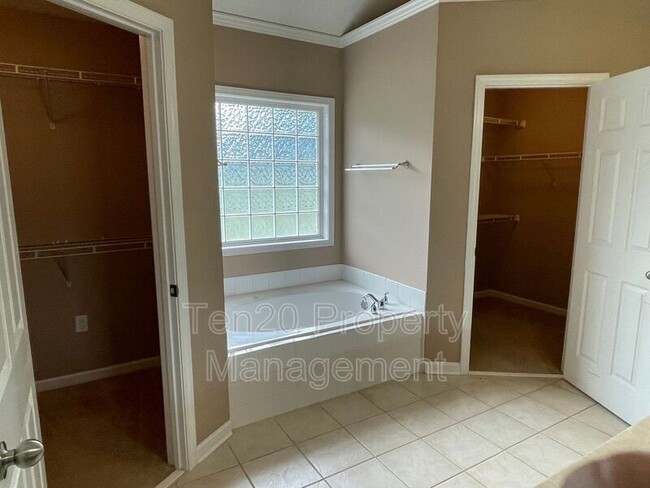 Building Photo - 7974 N Ivy Park Dr