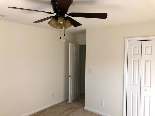Building Photo - 3 bed 2.5 bath Spacious Home in Azalea Lakes