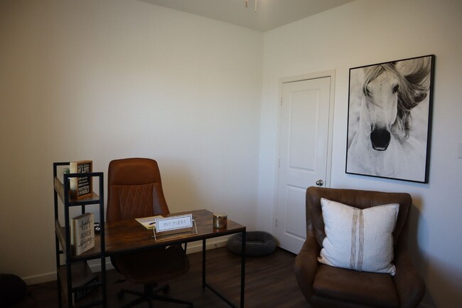 Building Photo - Two-story, 5 bed room, 3 bathroom, 3 livin...