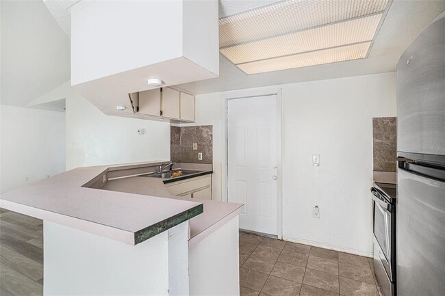 Building Photo - 8512 Lazy River Dr