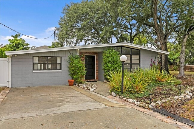 Building Photo - 2407 S Lois Ave