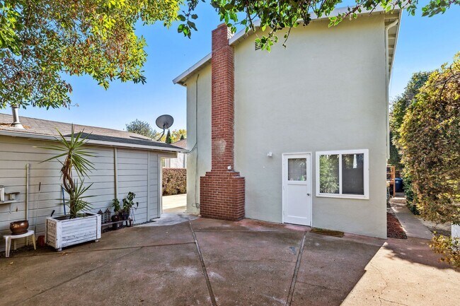 Building Photo - 1033 Central Ave