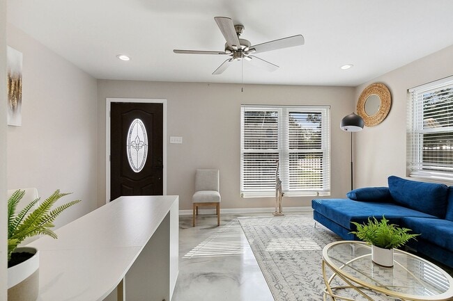 Building Photo - Beautifully Renovated Condo Style Apartment