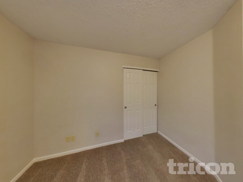 Building Photo - 10892 Woods Dr