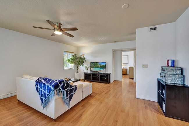 Building Photo - 1423 Holly Heights Dr