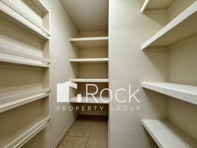 Building Photo - 3 Bedroom Home in North Norman with New Carpet **Move in by January 1st and enjoy HALF OFF your f...