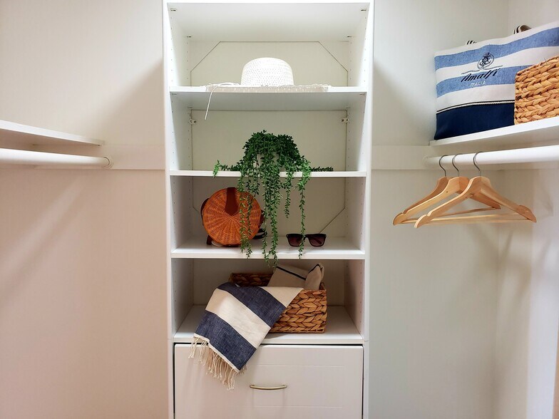 Building Photo - 6050 Canterbury Dr