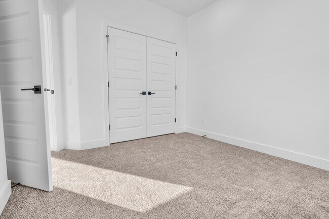 Building Photo - HURRICANE TOWNHOME - END UNIT