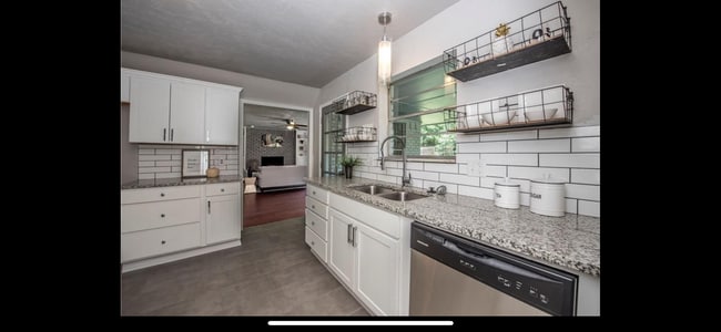 Building Photo - True 4 bed in Edmond Schools, all the mode...