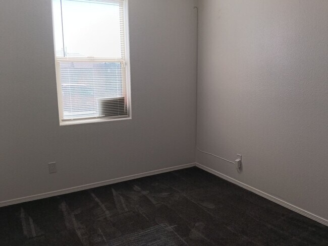 Building Photo - Newly-renovated 3 bedroom, 2 bathroom in Los Lunas! All new appliances! HUGE yard! Showings avail...
