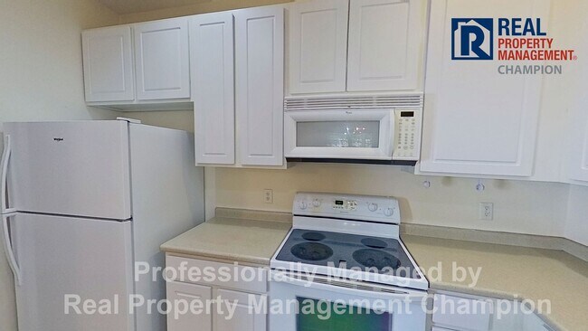 Building Photo - End Unit Condo with Open Floorplan and Spl...