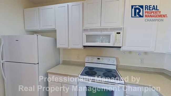 Building Photo - End Unit Condo with Open Floorplan and Split Bedrooms